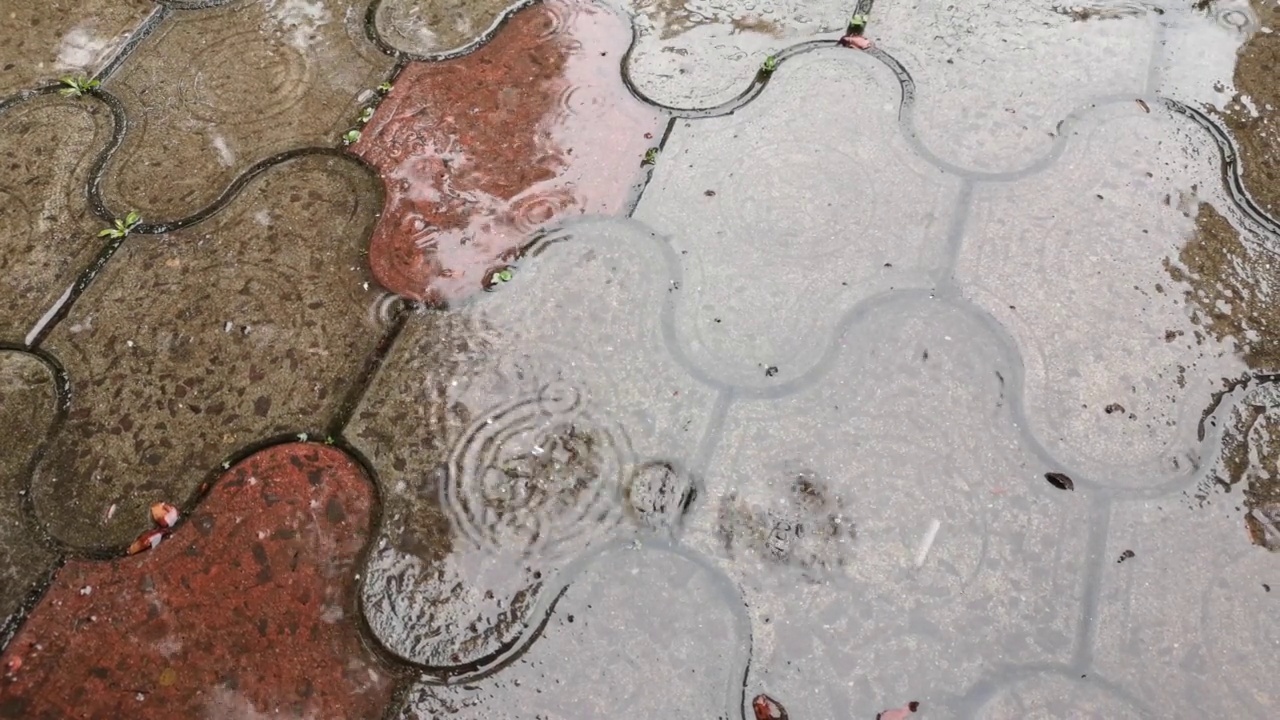 雨水在铺路板上留下的痕迹视频素材