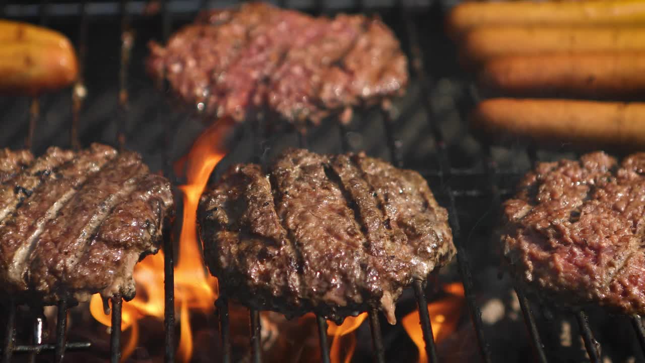 混合美式烧烤食物在热烤架上视频素材