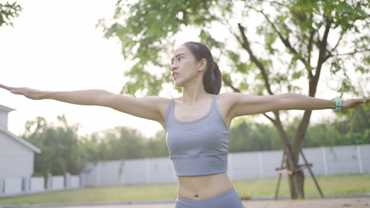 亚洲女性伸展瑜伽运动室内在家视频素材