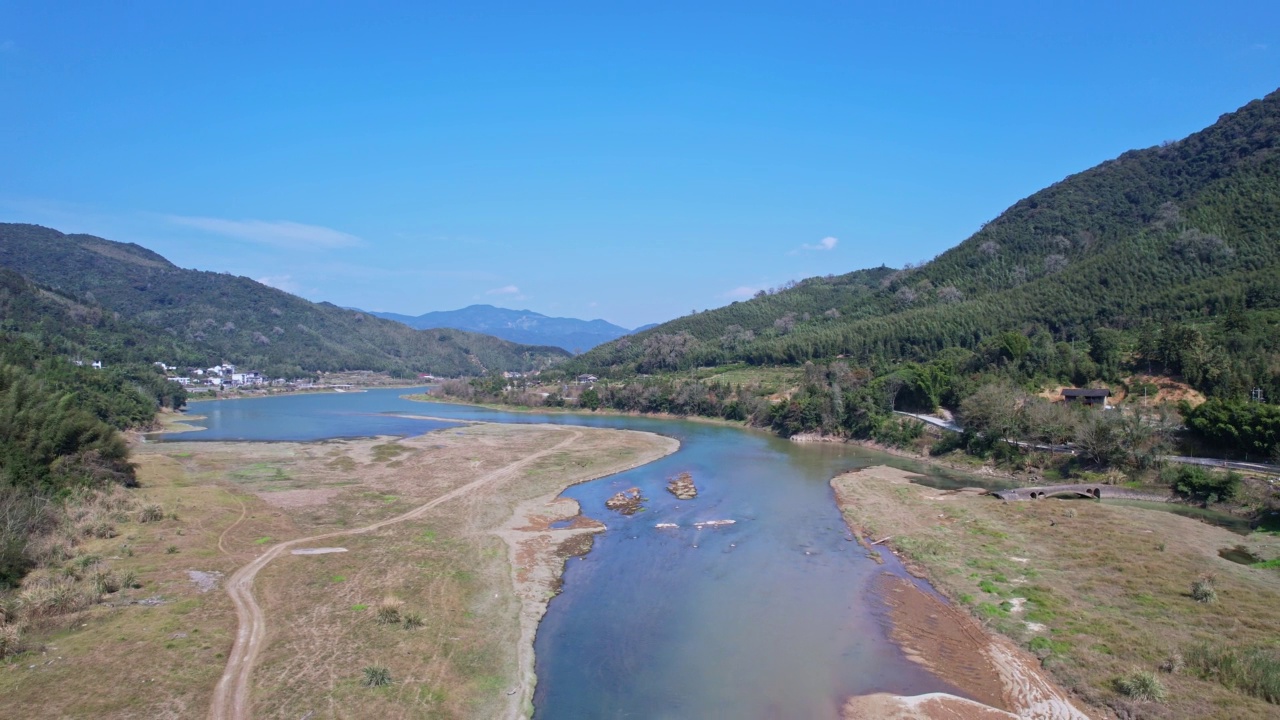 河流中的浅水区视频素材