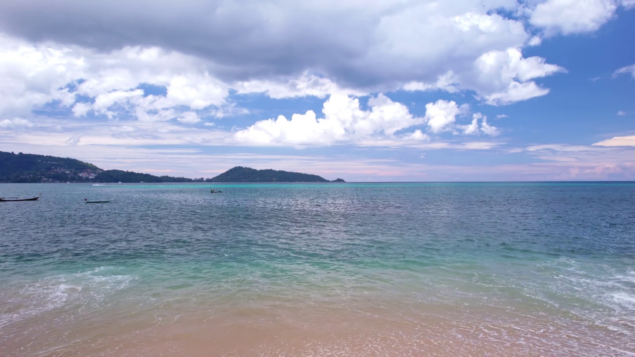 白天在热带海洋上空航拍夏天美丽的海洋视频素材