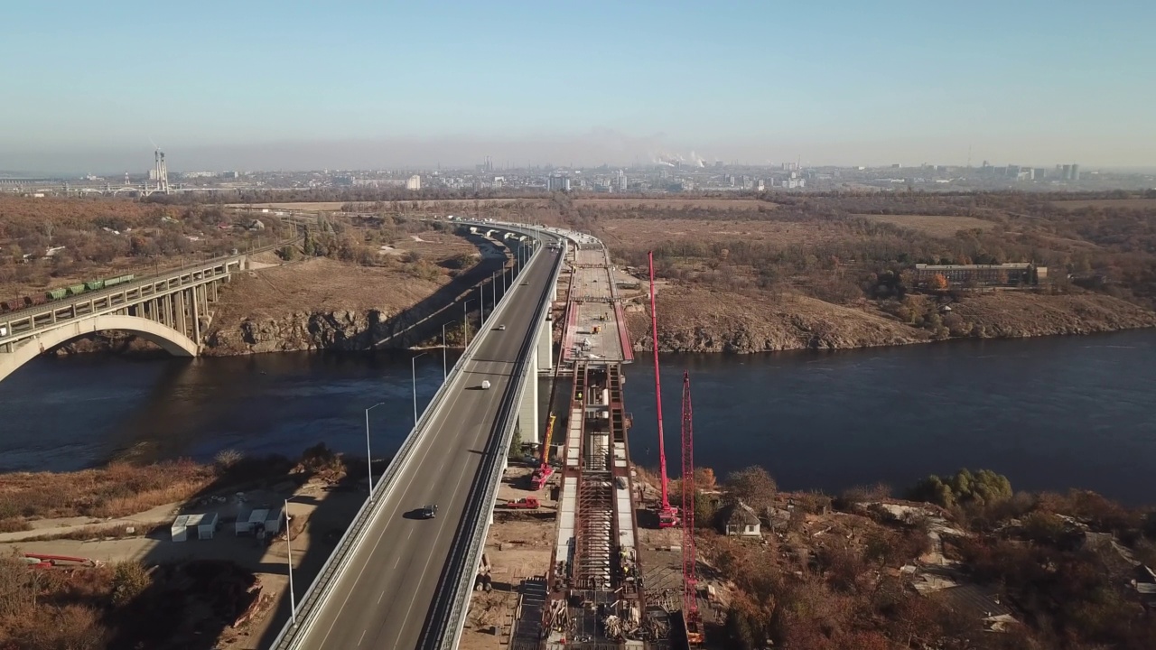 从空中俯瞰，乌克兰，Zaporozhye，大桥的建造过程。无人机航拍高角度视角平移视频素材