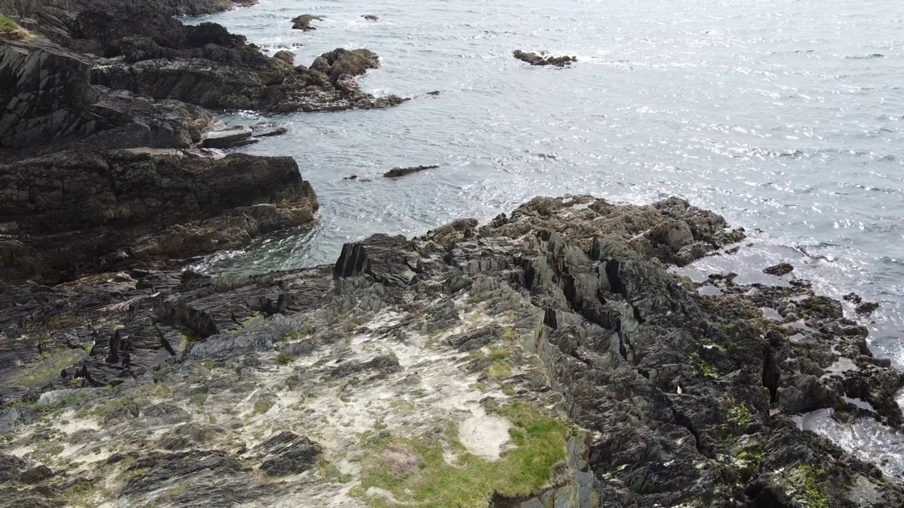 阳光明媚的日子，海边的尖利岩石。岩石。美丽的海景。视频素材