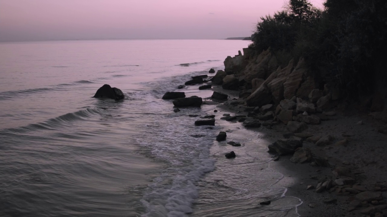 日落时的海滨美景。视频素材