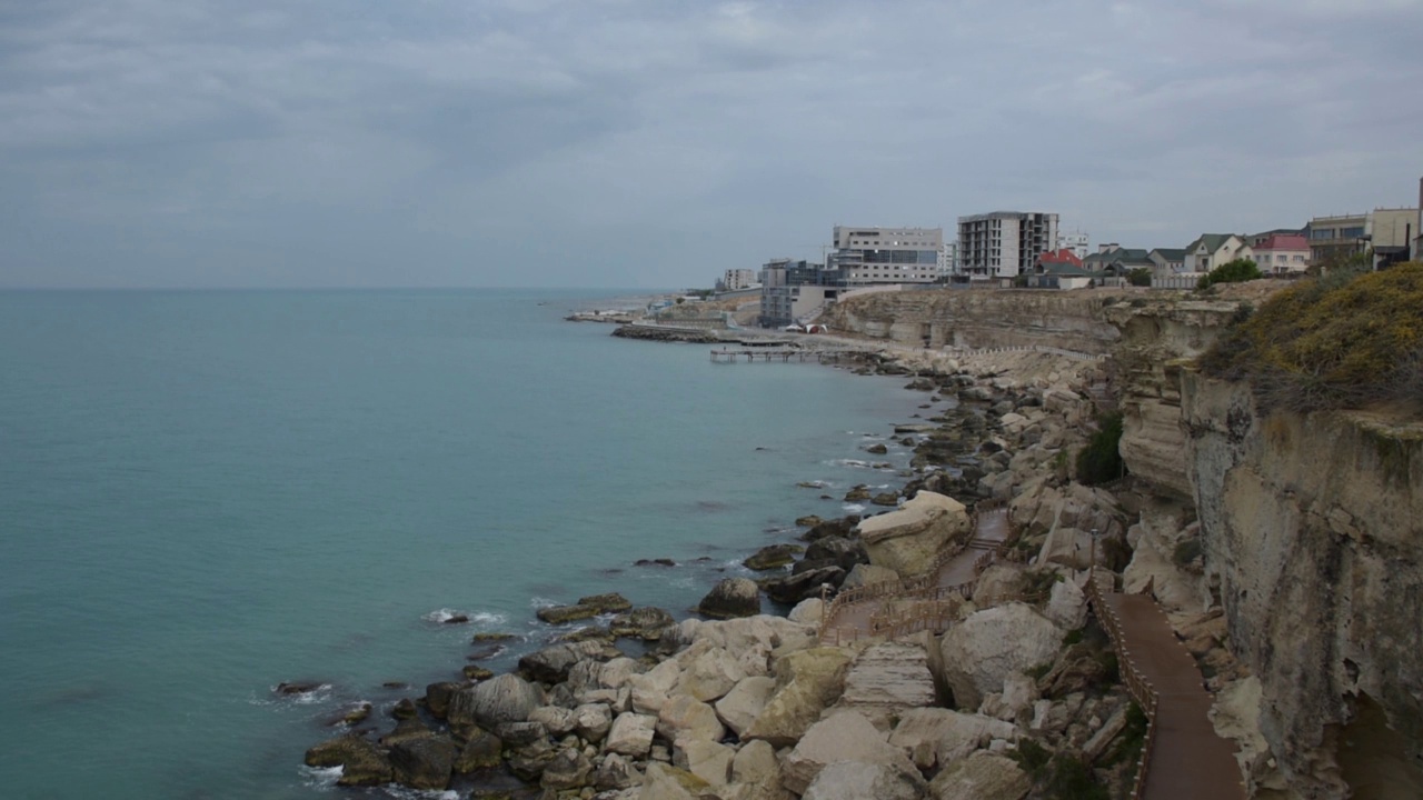 里海的岩石海岸。视频素材