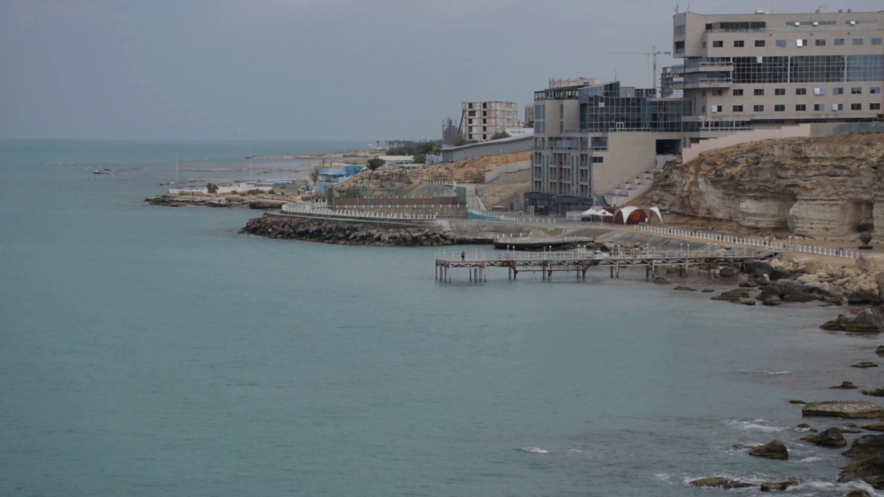 里海的岩石海岸。视频下载