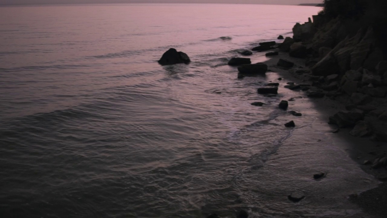 日落时的海滨美景。视频素材