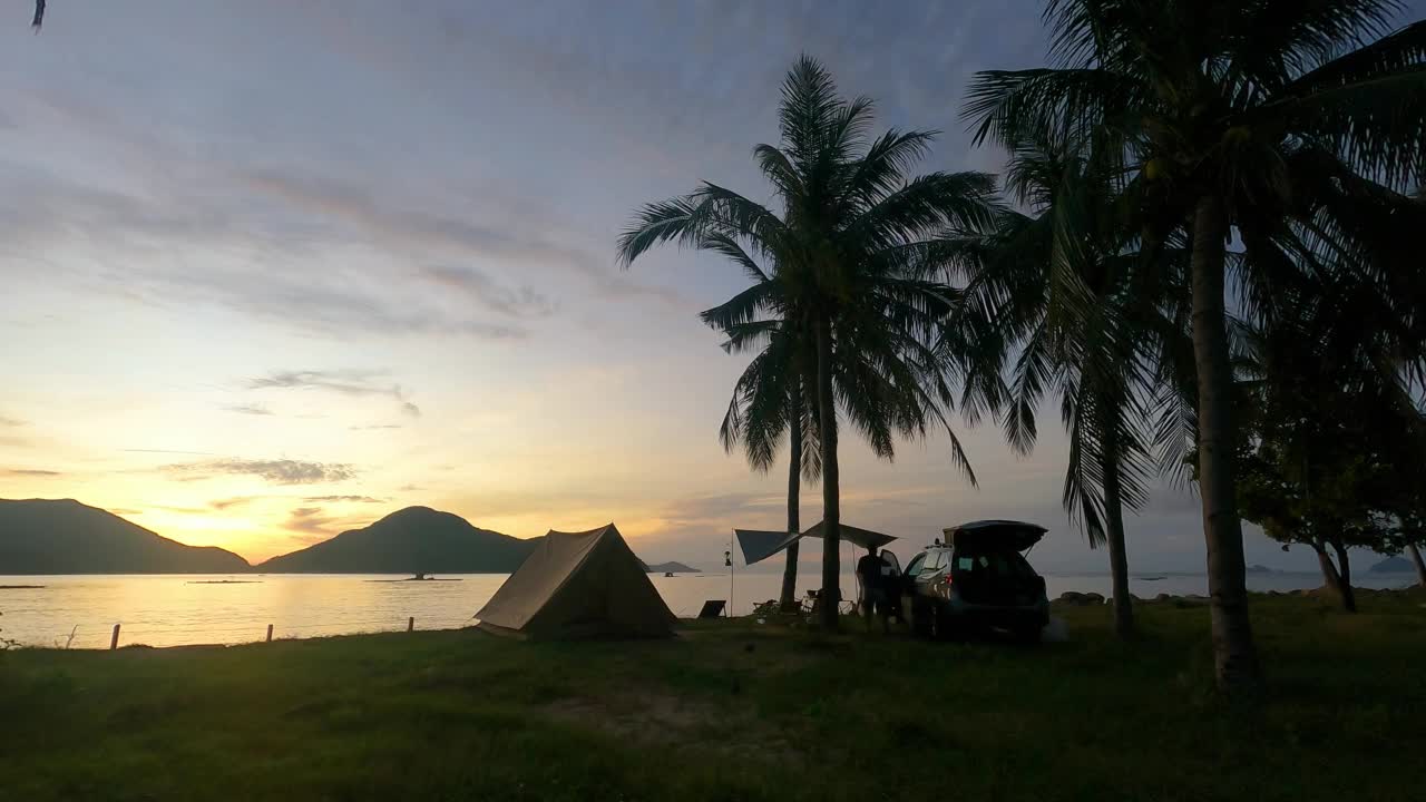 海滩上日出的延时镜头视频素材