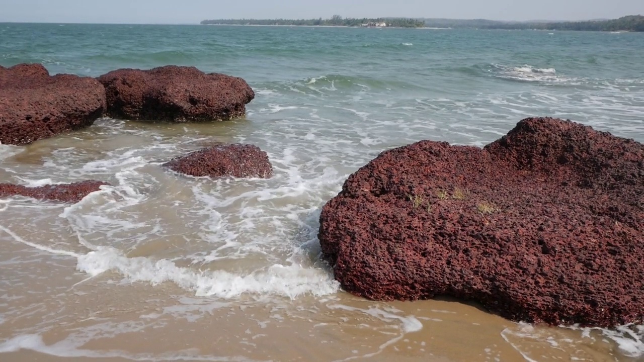 强烈的海浪冲击着岩石海滩视频素材