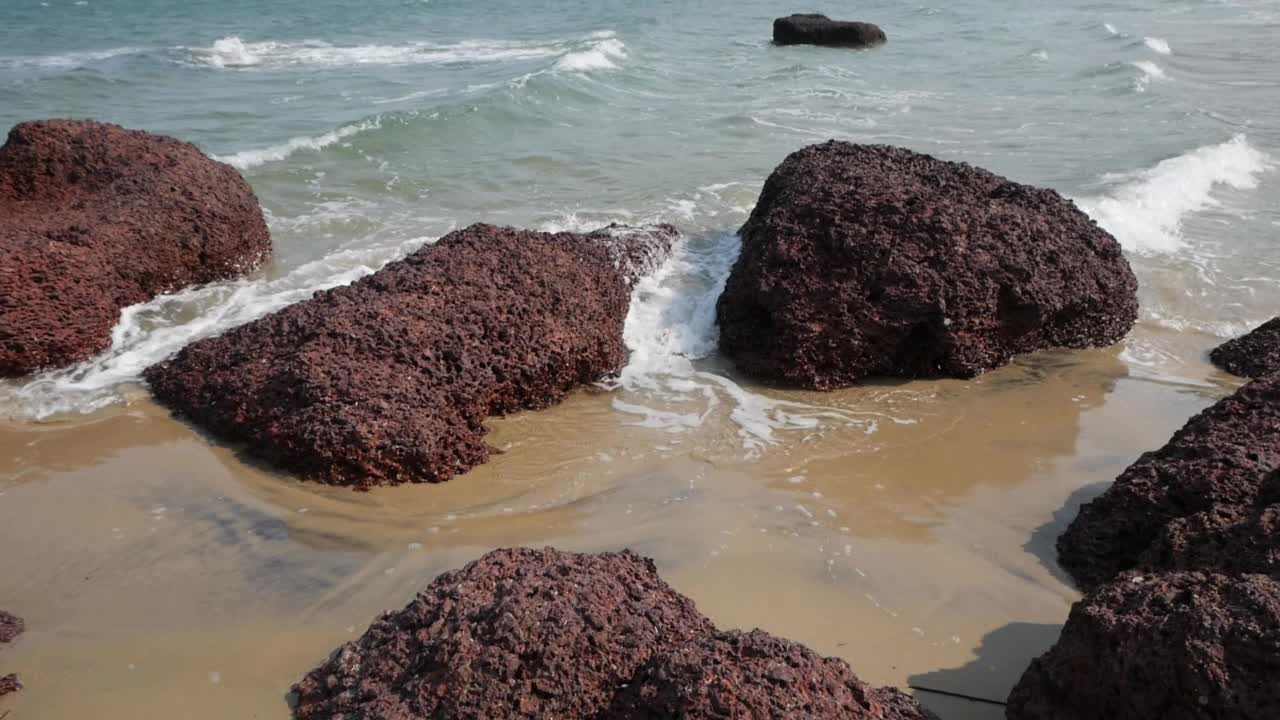 强烈的海浪冲击着岩石海滩视频素材