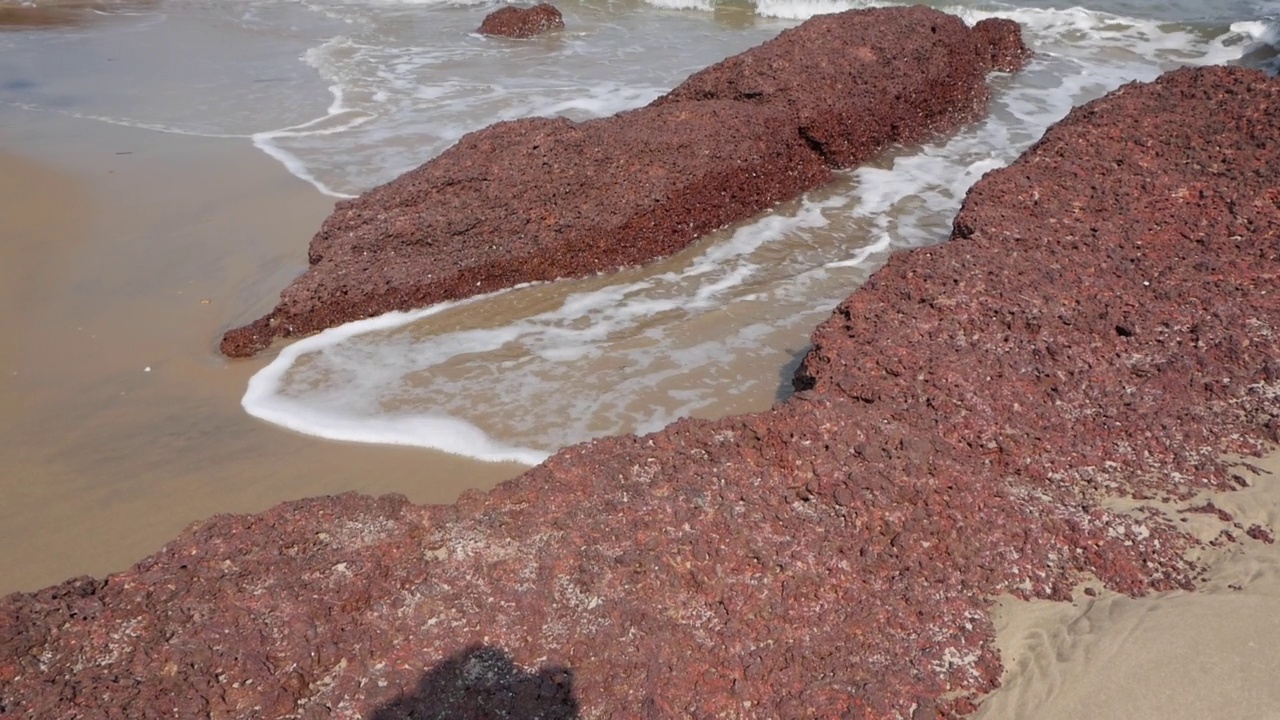 强烈的海浪冲击着岩石海滩视频素材