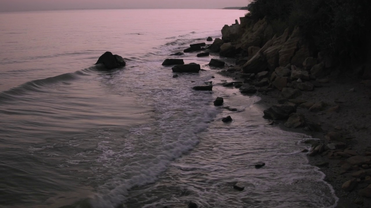 日落时的海滨美景。视频素材