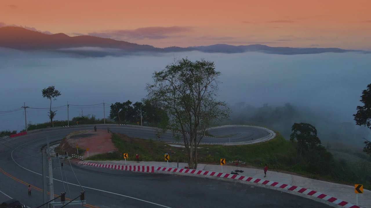 在自然的道路上视频素材