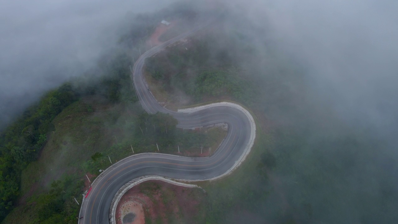 在自然的道路上视频素材