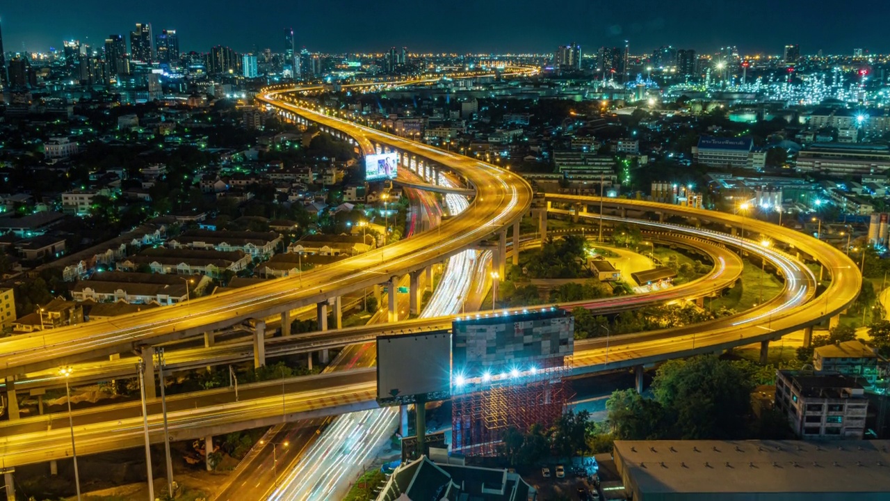 城市景观与高速公路交通在夜间高峰时段的时间推移视频素材