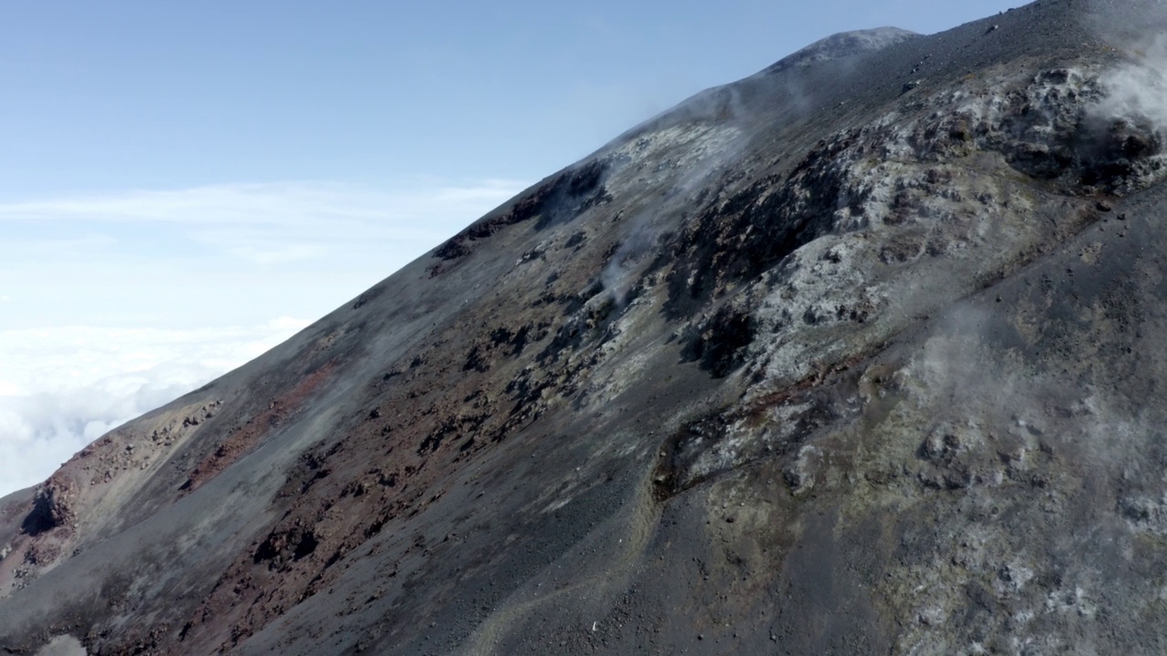 火山地貌的自然背景:从离开火山的湿热地带放大，可以看到南美洲厄瓜多尔安第斯山脉的通古拉瓦火山的顶部视频素材