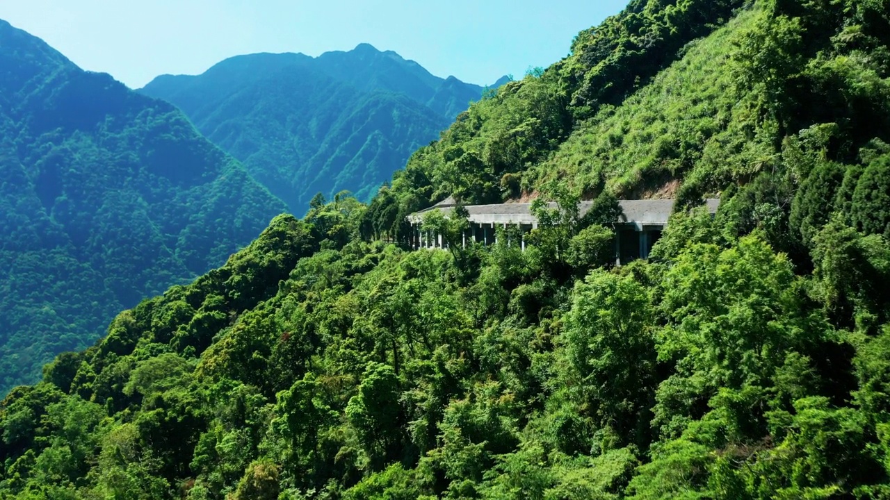 鸟瞰台湾玉山、玉山和公路视频素材