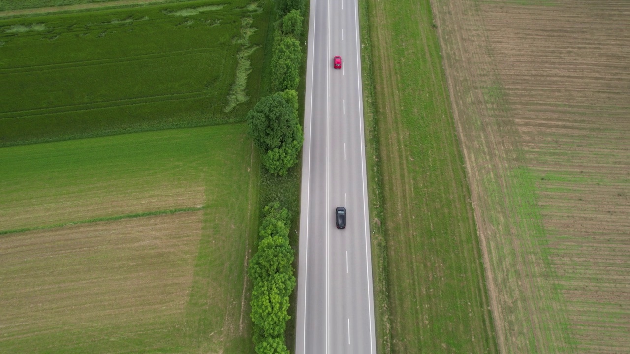 汽车在高速公路上行驶的航拍图视频素材