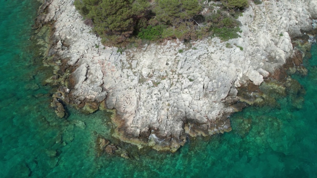 航拍翡翠色海水的岛屿海岸线视频素材