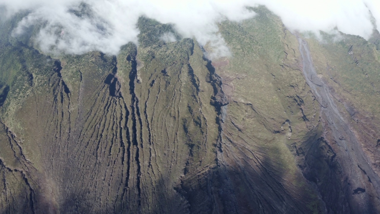 山顶火山景观显示在安第斯山脉的树木线的尽头视频素材