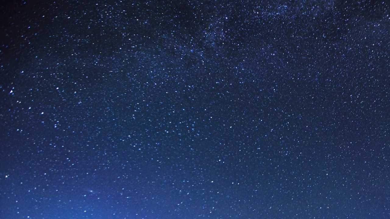 漆黑夜晚的星空。夜晚星星的运动，银河在天空中移动。视频素材