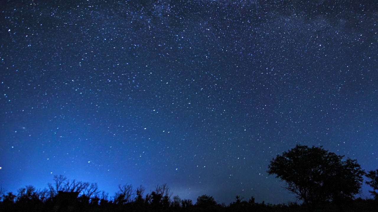 漆黑夜晚的星空。夜晚星星的运动，银河在天空中移动。视频素材