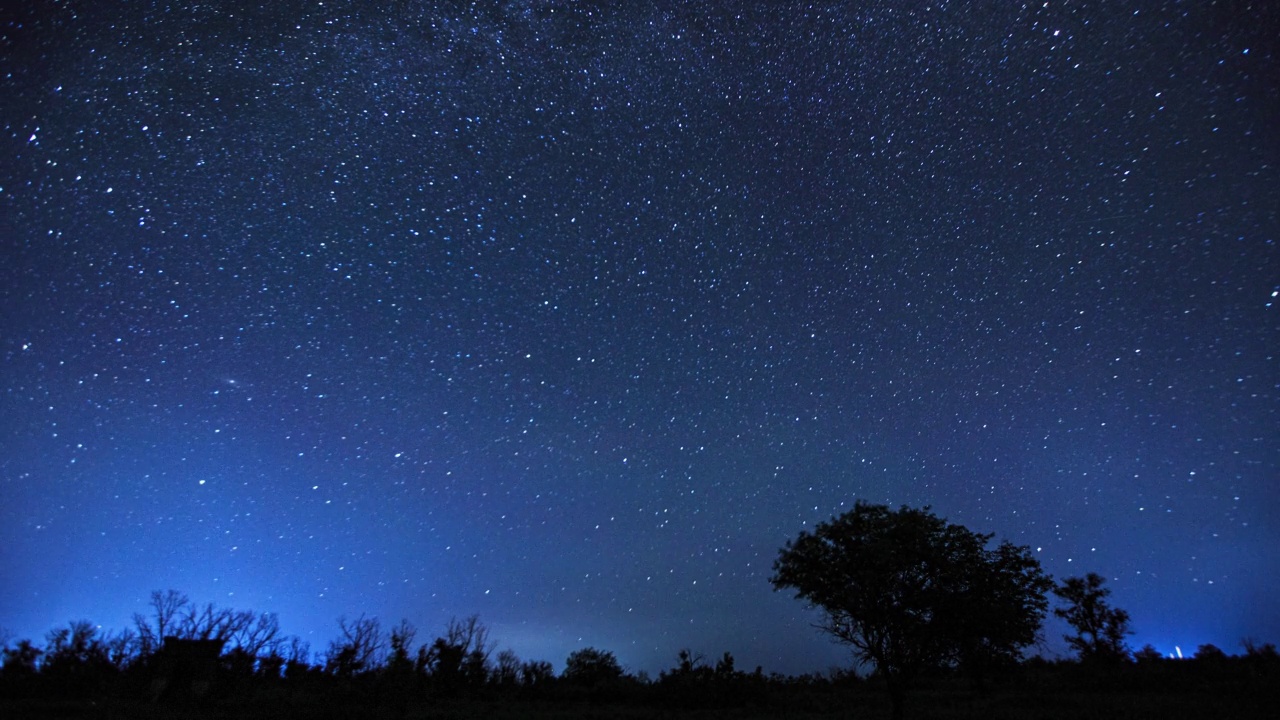 漆黑夜晚的星空。夜晚星星的运动，银河在天空中移动。视频素材