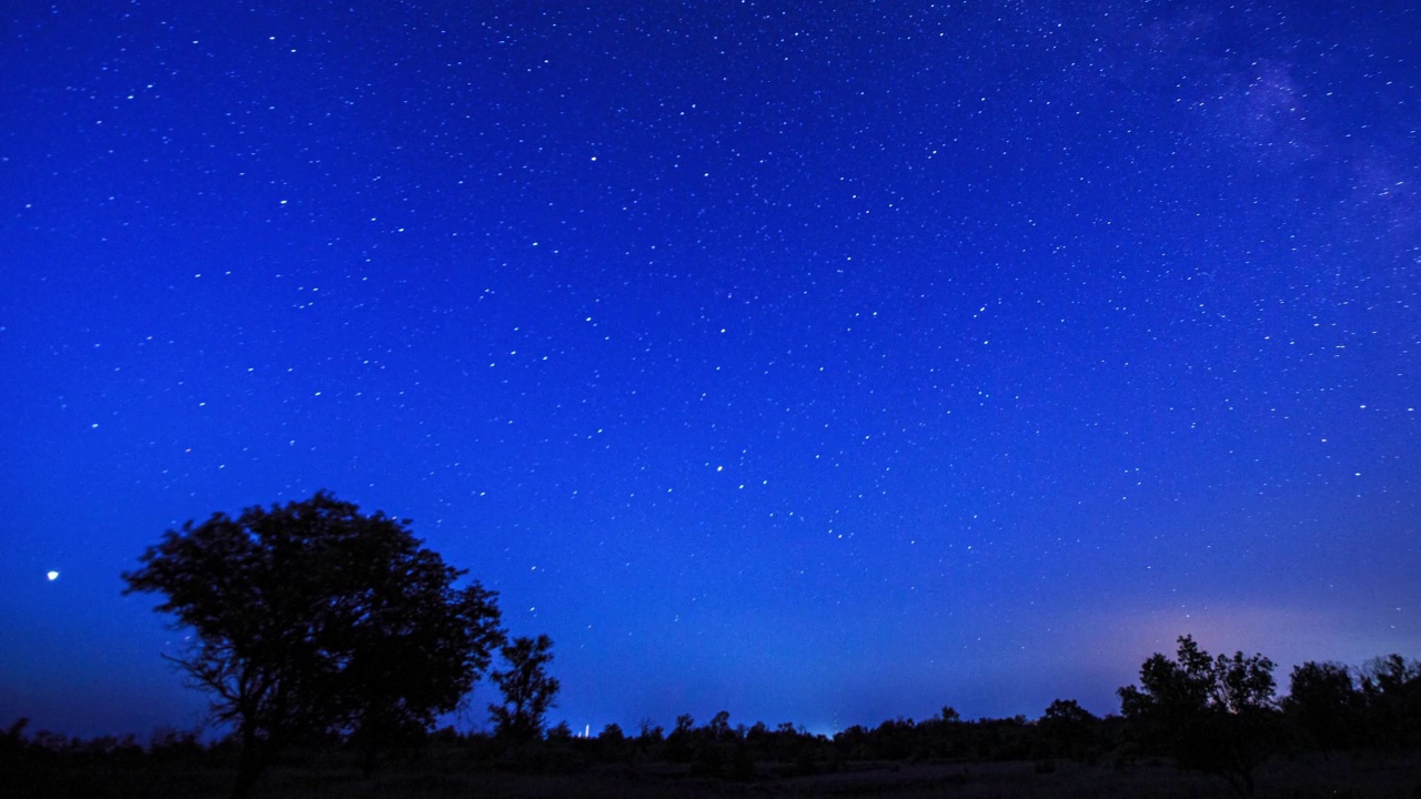 漆黑夜晚的星空。夜晚星星的运动，银河在天空中移动。视频素材