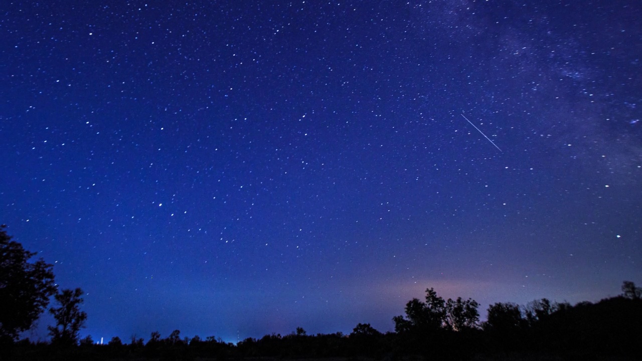 漆黑夜晚的星空。夜晚星星的运动，银河在天空中移动。视频素材