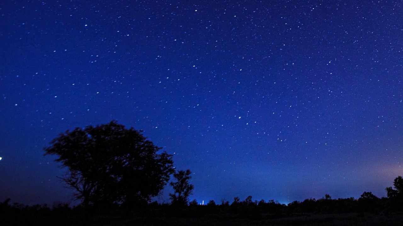 漆黑夜晚的星空。夜晚星星的运动，银河在天空中移动。视频素材