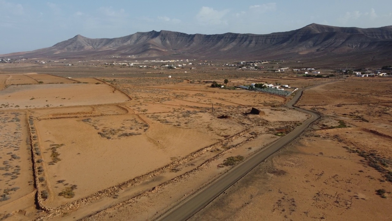 鸟瞰图，富埃特文图拉岛沙漠和火山地区的小镇。视频素材