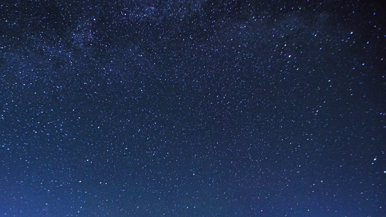 漆黑夜晚的星空。夜晚星星的运动，银河在天空中移动。视频素材