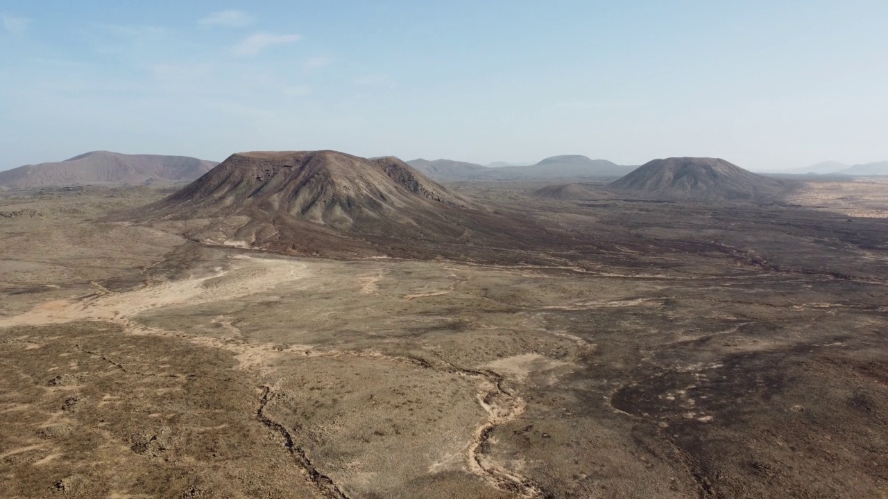 富埃特文图拉岛的沙漠和火山景观鸟瞰图。视频素材