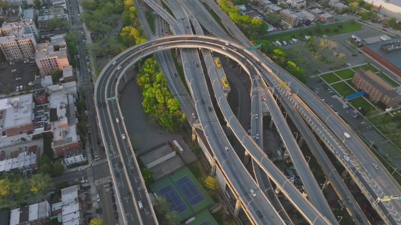 在高峰时间，高速公路街道上车辆拥挤视频素材