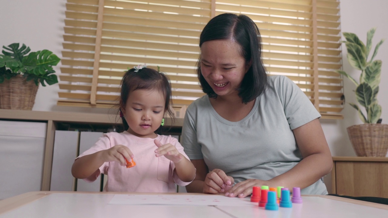 家庭幸福，孩子在家接受教育视频素材