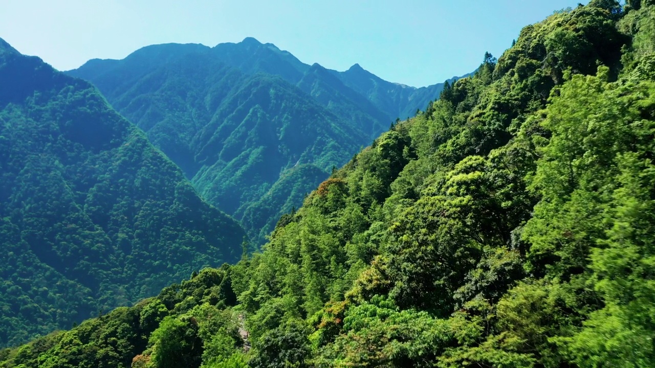 鸟瞰台湾玉山、玉山和公路视频素材