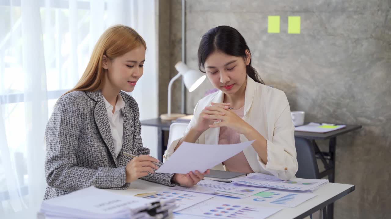 自信的年轻女性导师企业领导经理顾问与多种族企业专业团队人员在培训会上教授实习生员工小组进行讨论视频素材