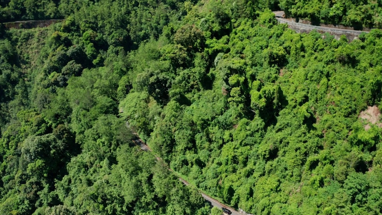 鸟瞰台湾玉山、玉山和公路视频素材