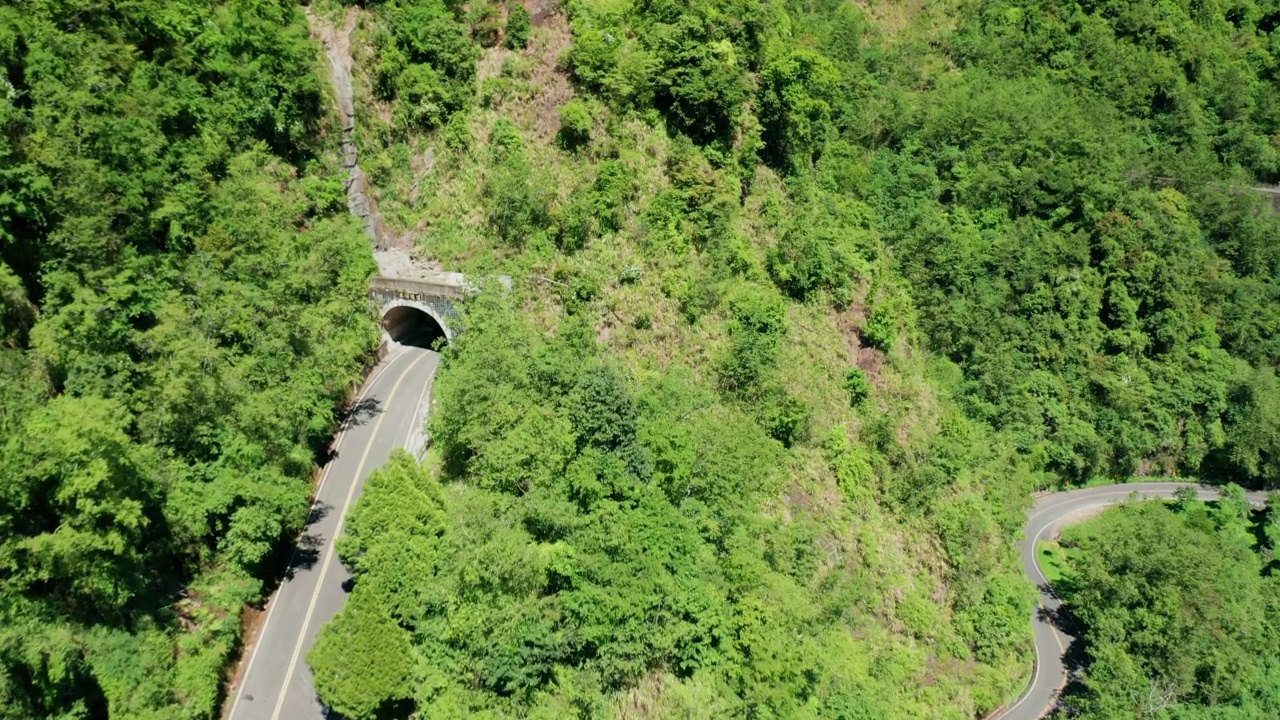 鸟瞰台湾玉山、玉山和公路视频素材