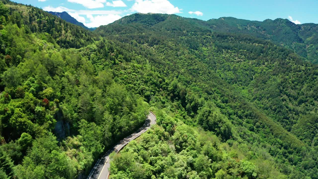 鸟瞰台湾玉山、玉山和公路视频素材