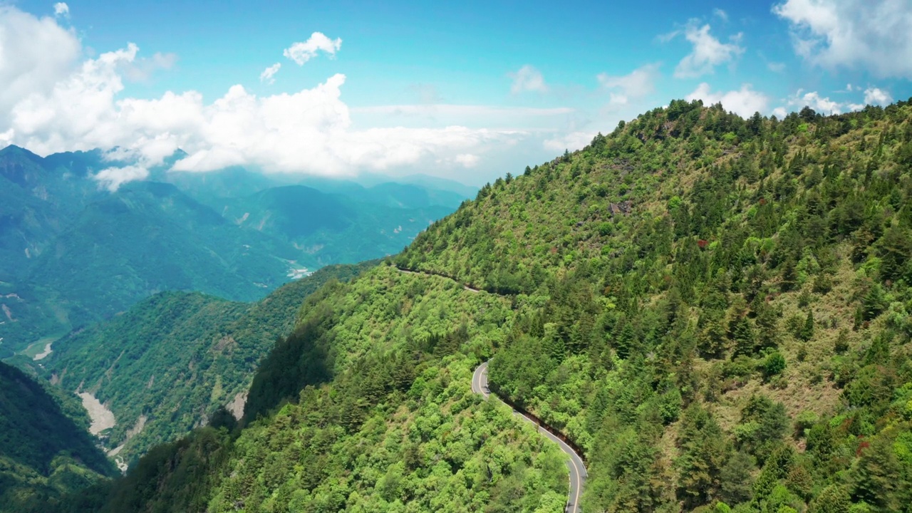 鸟瞰台湾玉山、玉山和公路视频素材