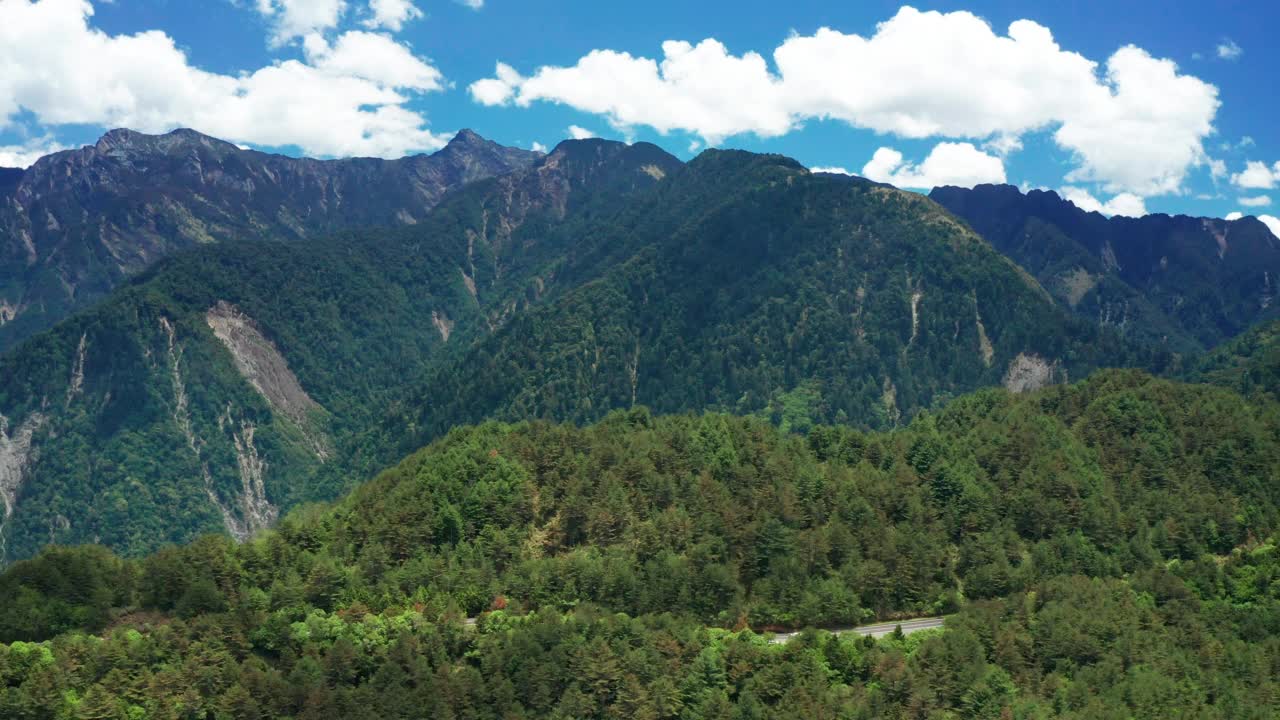 鸟瞰台湾玉山、玉山和公路视频素材