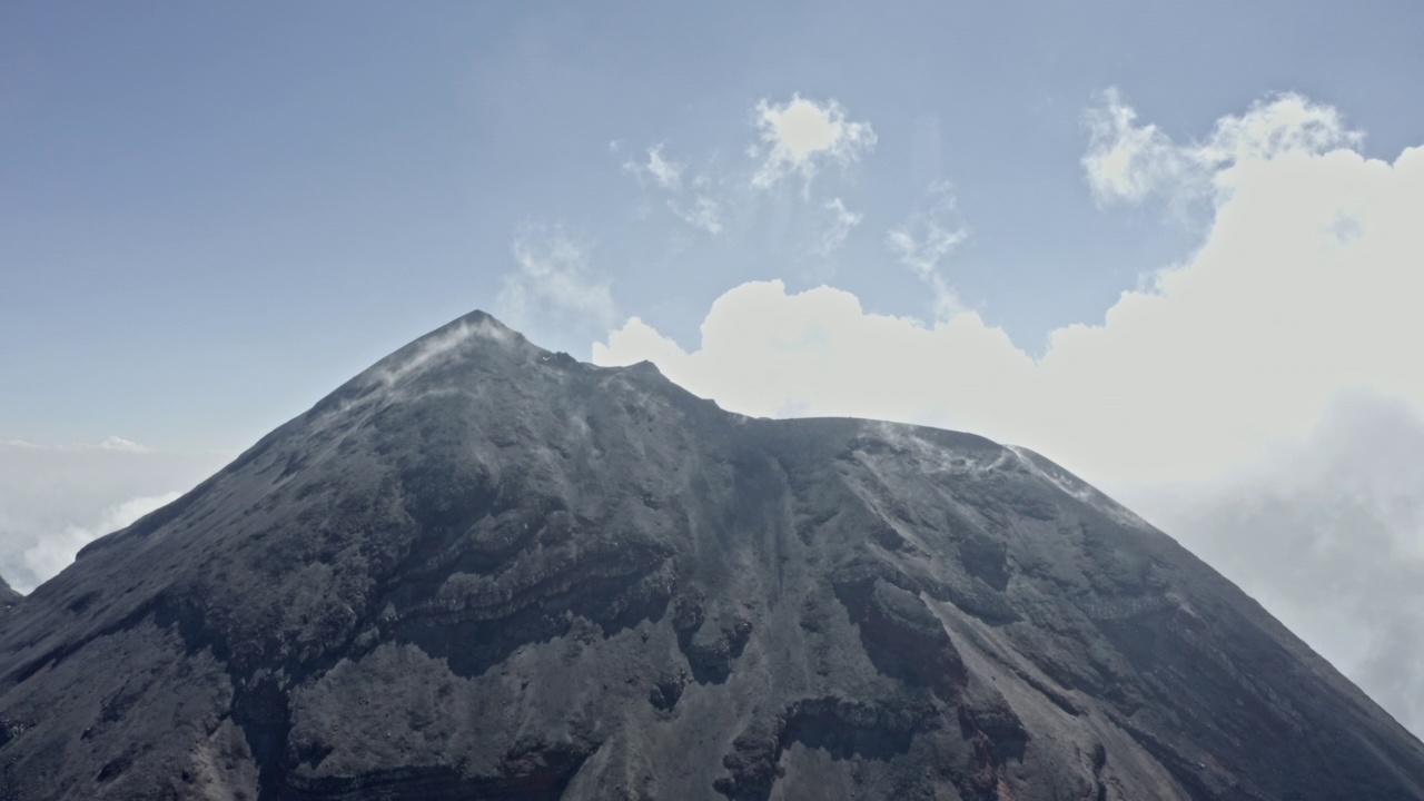 南美厄瓜多尔通古拉瓦火山顶部的鸟瞰图视频素材