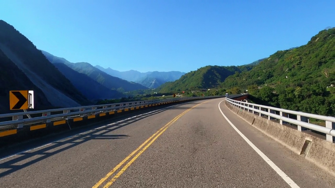 在具有自然景观的道路上驾驶汽车视频素材