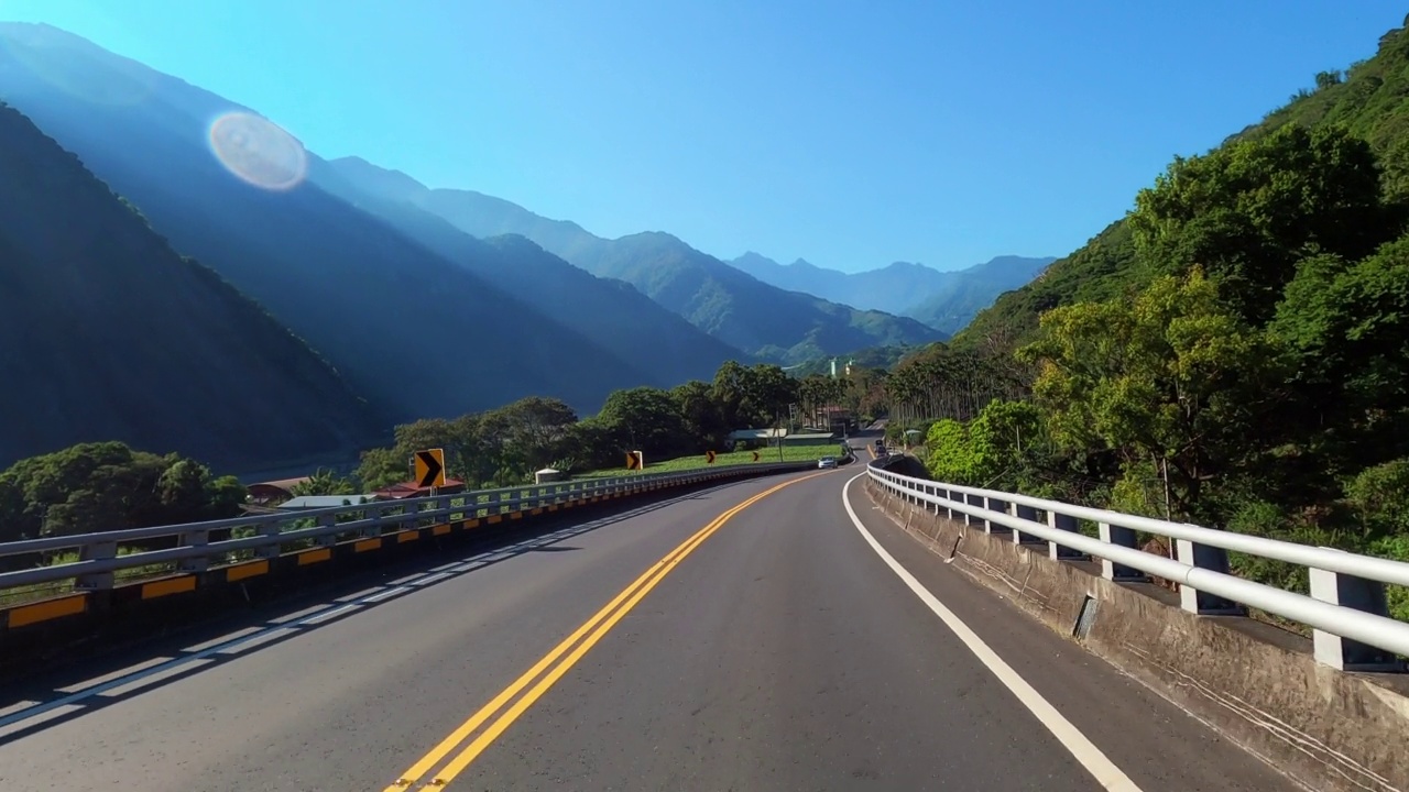 在具有自然景观的道路上驾驶汽车视频素材