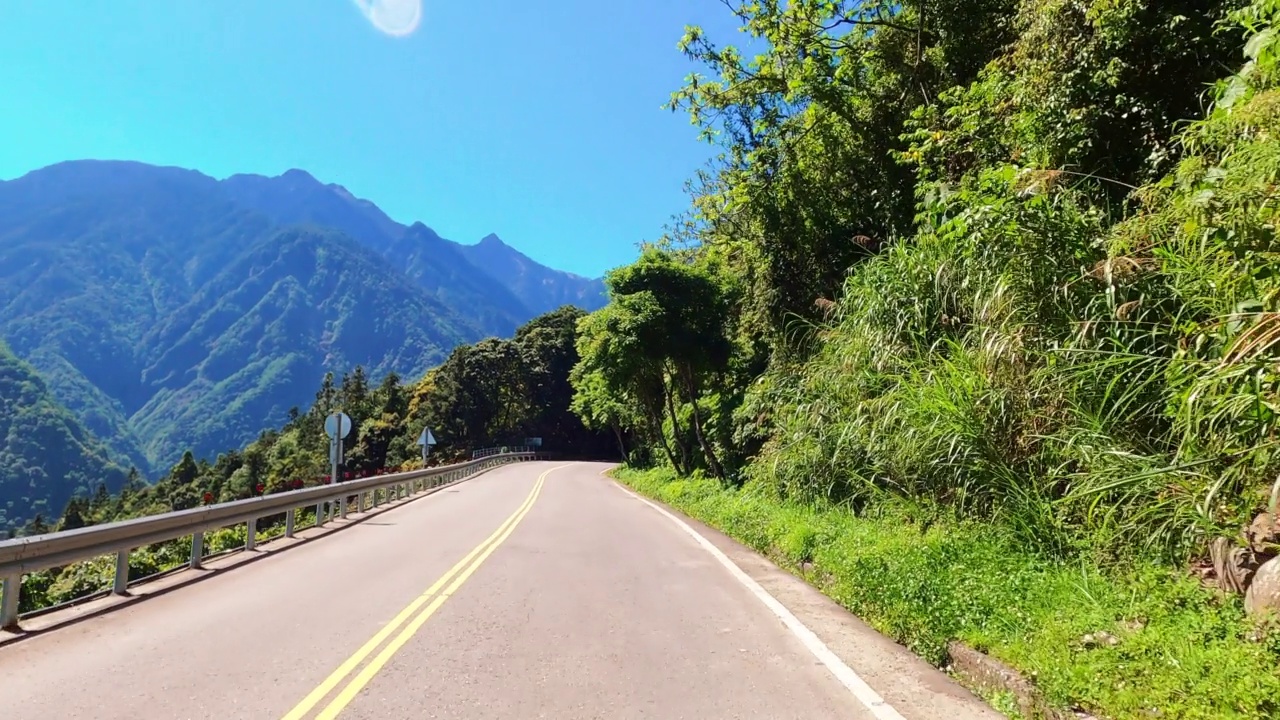 在具有自然景观的道路上行驶隧道视频素材