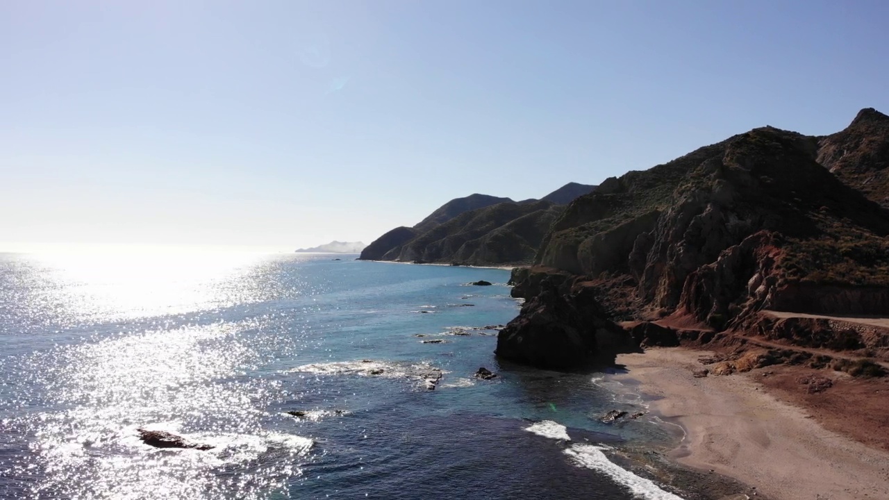 鸟瞰图。海滨，西班牙阿尔梅里亚的桑布雷科海滩。视频素材