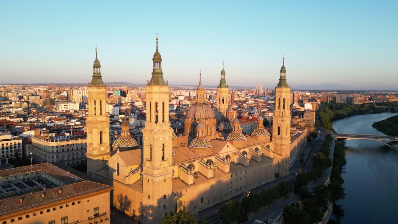 西班牙阿拉贡萨拉戈萨市圣母大教堂鸟瞰图(西班牙语:Catedral-Basílica de Nuestra Señora del Pilar)视频素材