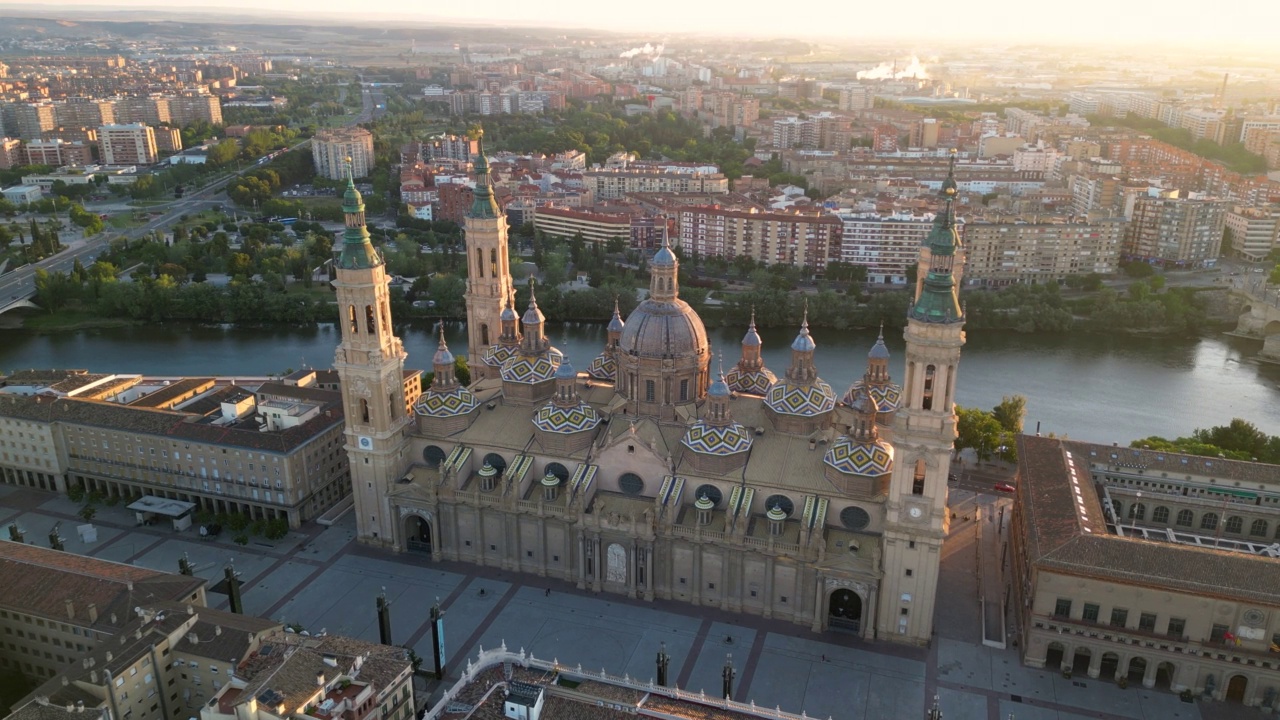 西班牙阿拉贡萨拉戈萨市圣母大教堂鸟瞰图(西班牙语:Catedral-Basílica de Nuestra Señora del Pilar)视频素材