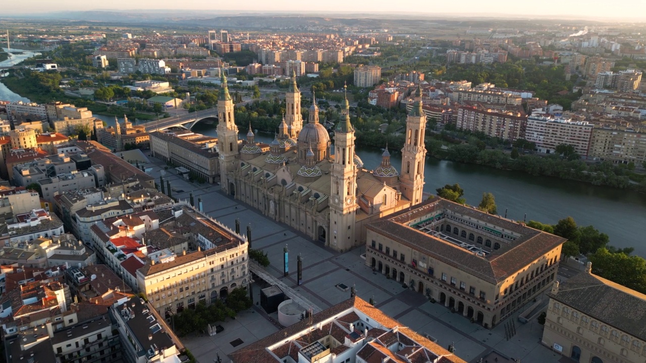 西班牙阿拉贡萨拉戈萨市圣母大教堂鸟瞰图(西班牙语:Catedral-Basílica de Nuestra Señora del Pilar)视频素材